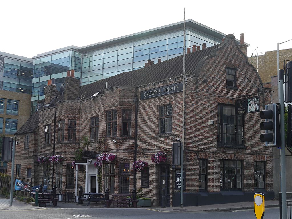 Crown_and_Treaty,_Uxbridge,_2016_02